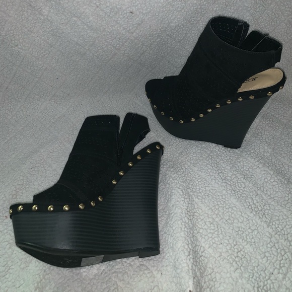 BRAND NEW NEVER WORN shoe dazzle wedges - Picture 1 of 6
